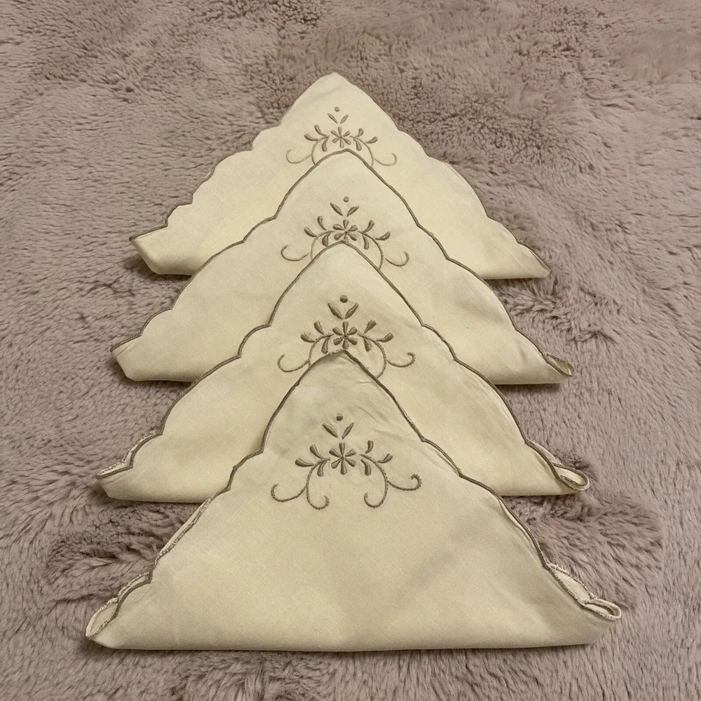 Lot (4) Vintage Cloth Linen Table Napkins 15